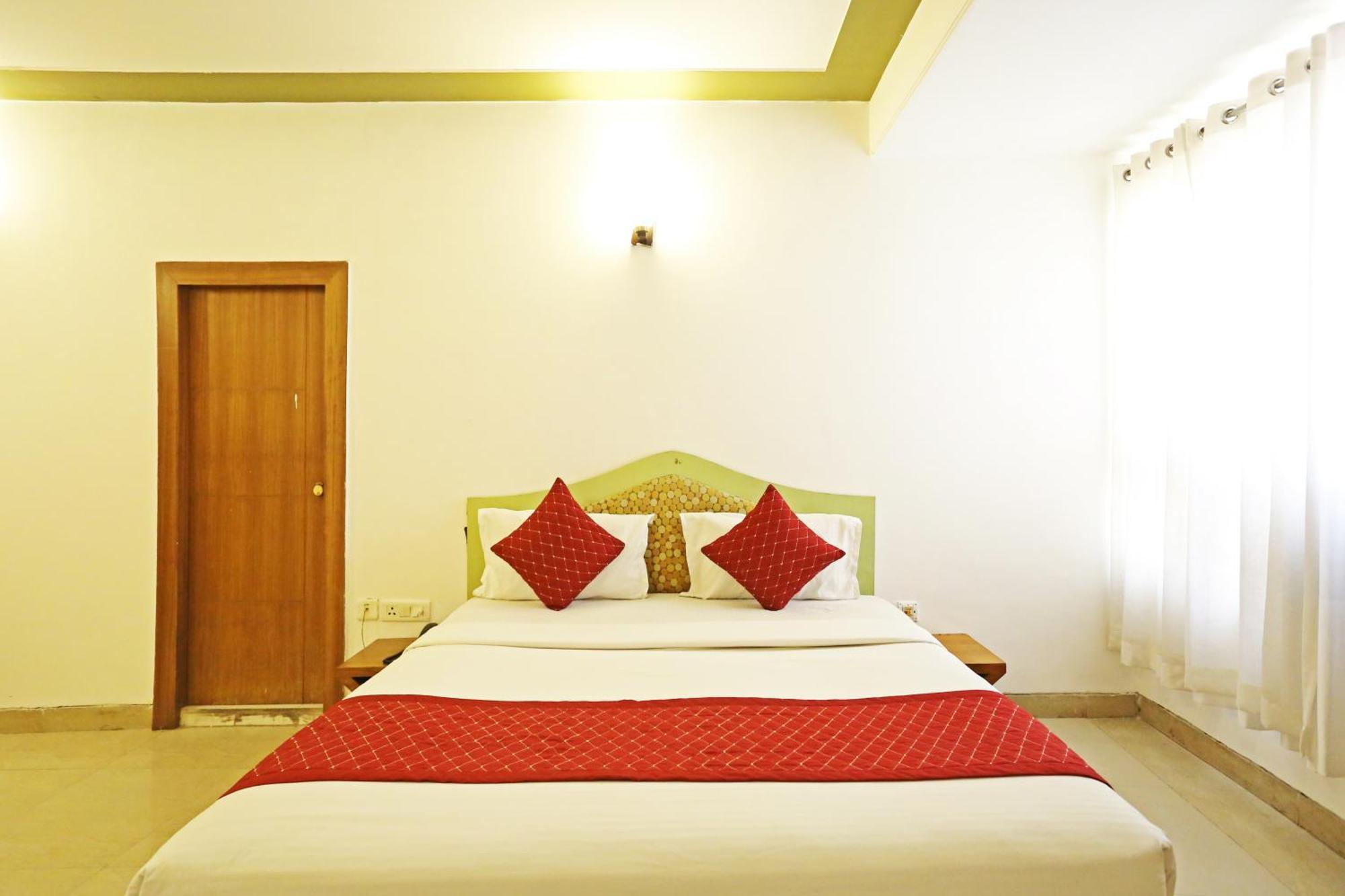Hotel Ambrosia - Near Delhi Airport 3*